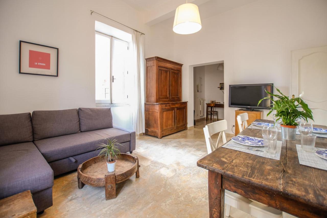 Spacious Apartment With Big Terrace At Colosseum โรม ภายนอก รูปภาพ
