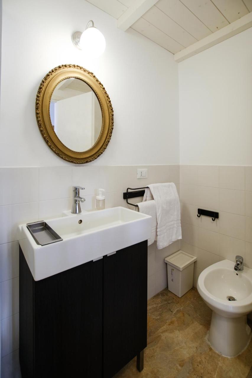 Spacious Apartment With Big Terrace At Colosseum โรม ภายนอก รูปภาพ
